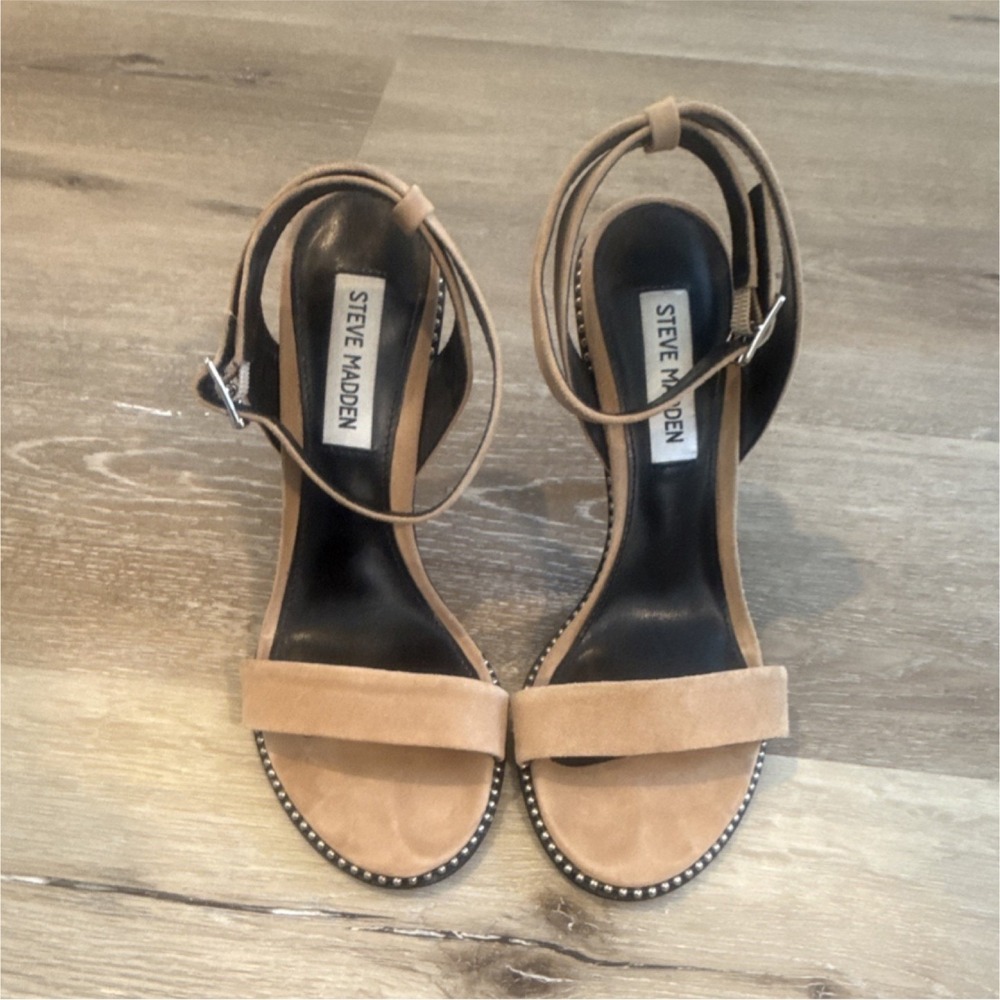 Steve Madden Strappy Sandals Beige Suede Studded Buckle Ankle Strap Women